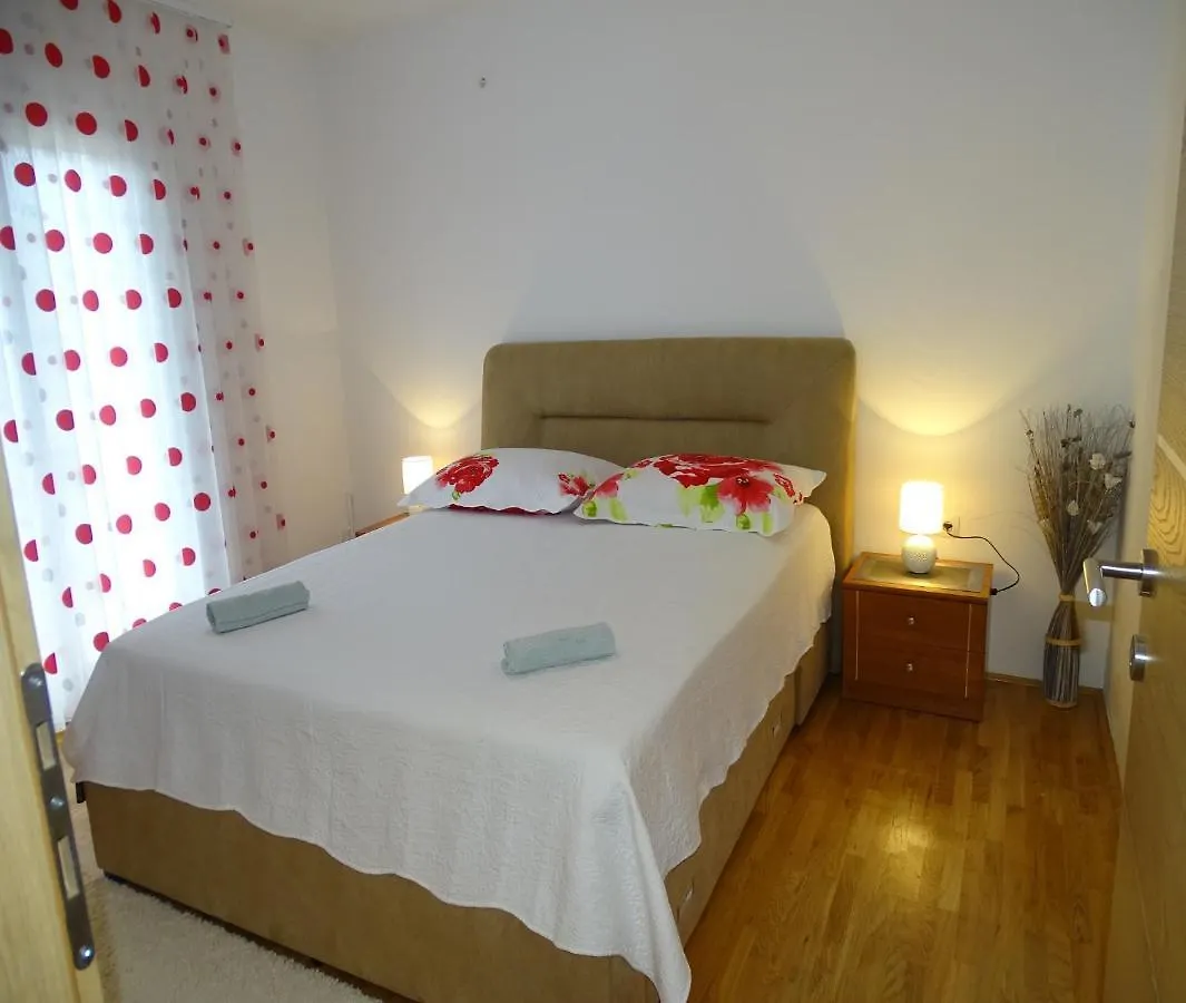 Apartment Holiday House Roncevic 50 M From Sea A1 Jasenice  Croatia